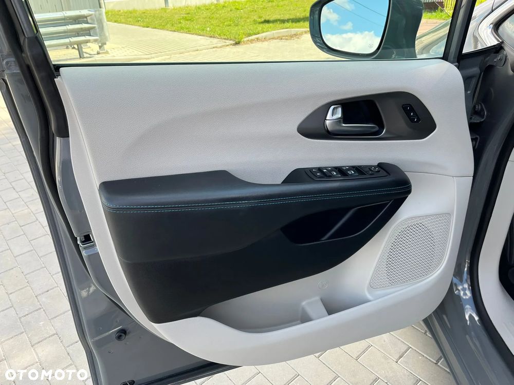 Chrysler Pacifica - 11