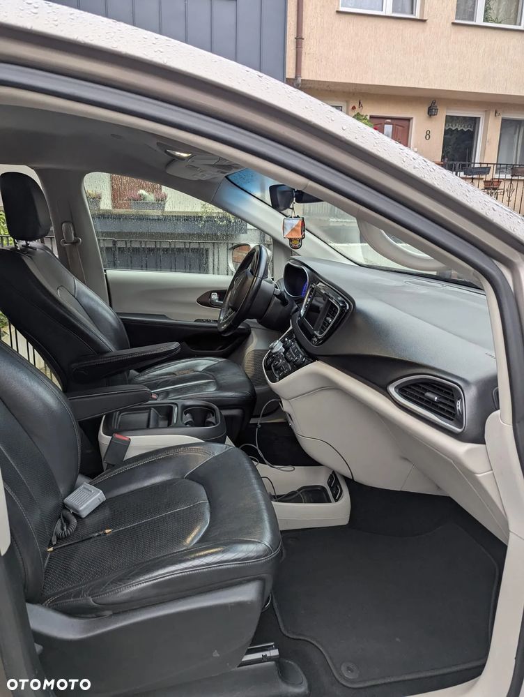 Chrysler Pacifica - 17