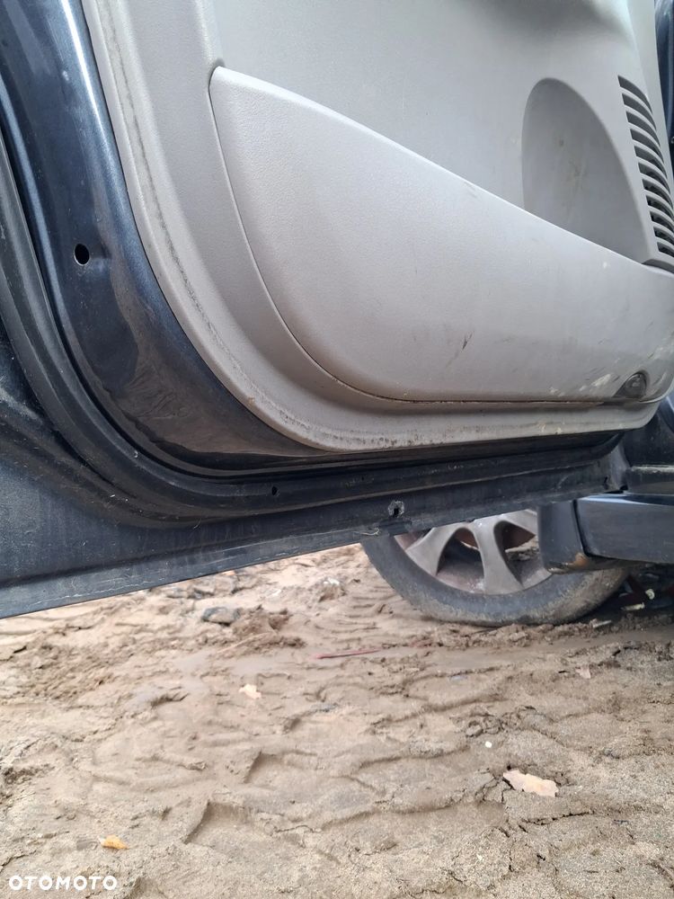 Mitsubishi grandis 06 drzwi lewy przod A72A - 7