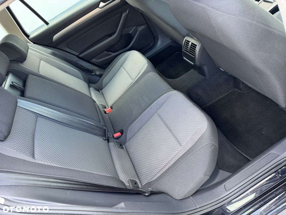 Volkswagen Passat 1.6 TDI SCR DSG Conceptline - 23