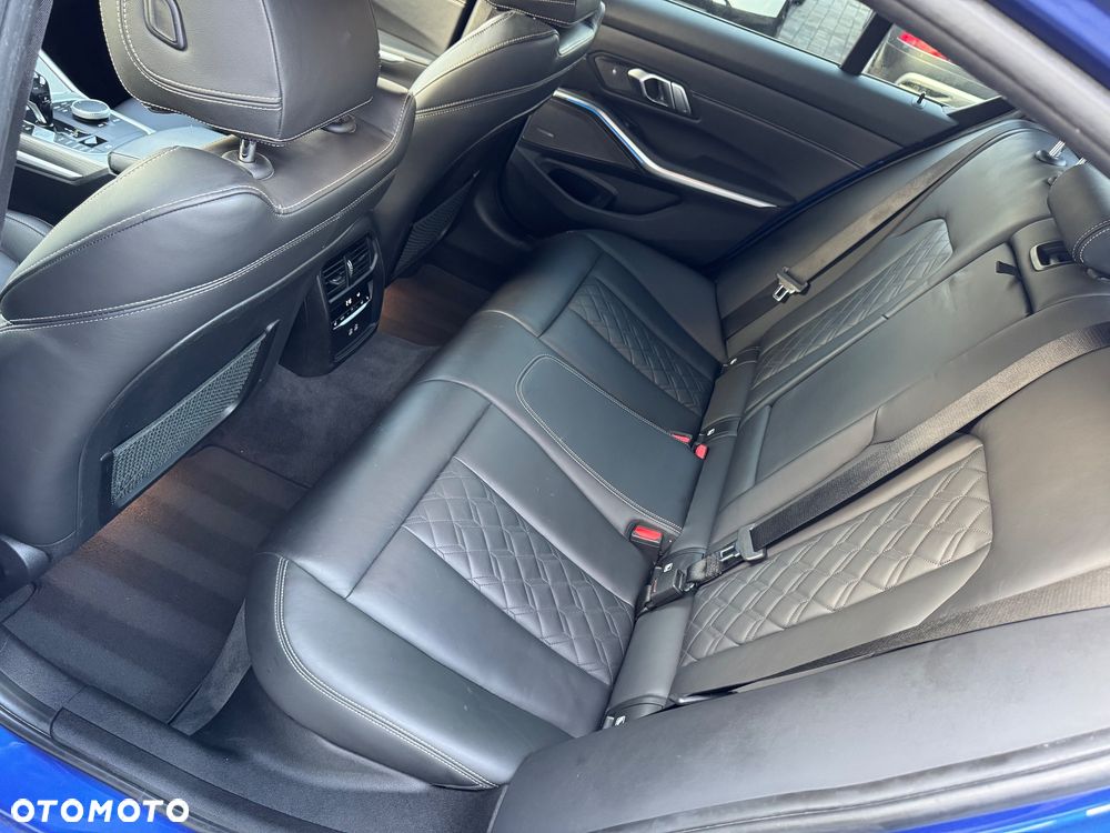 BMW Seria 3 330e M Sport - 18