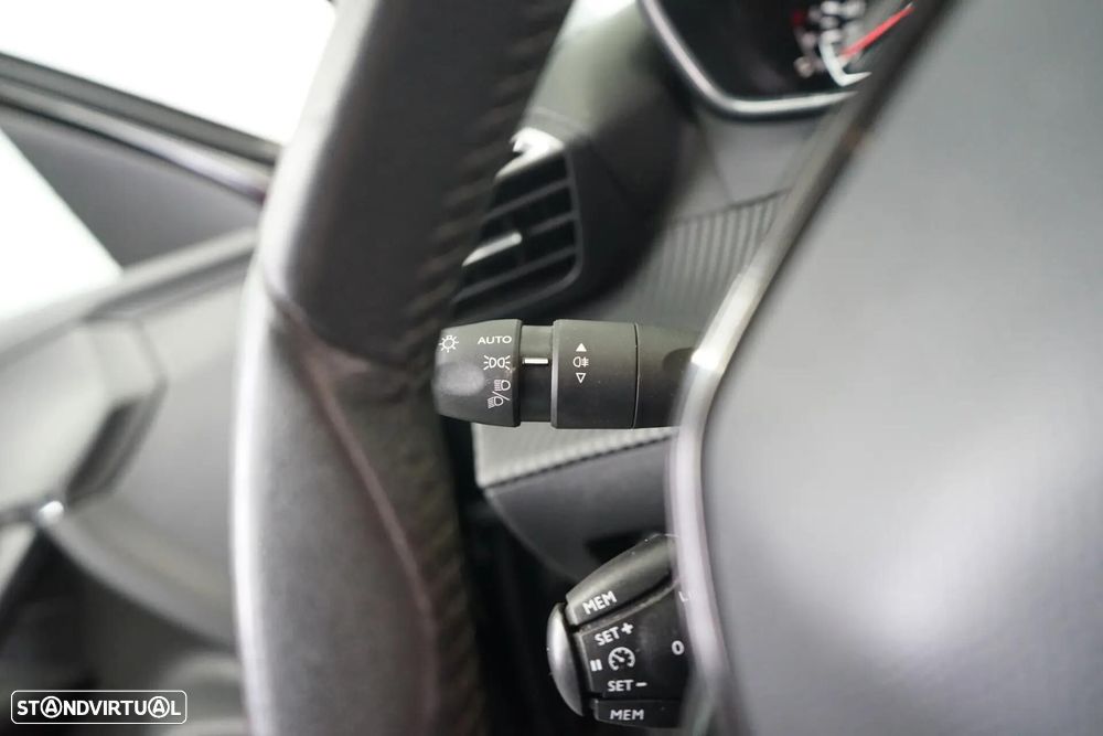 Peugeot 2008 1.2 PureTech Allure - 23