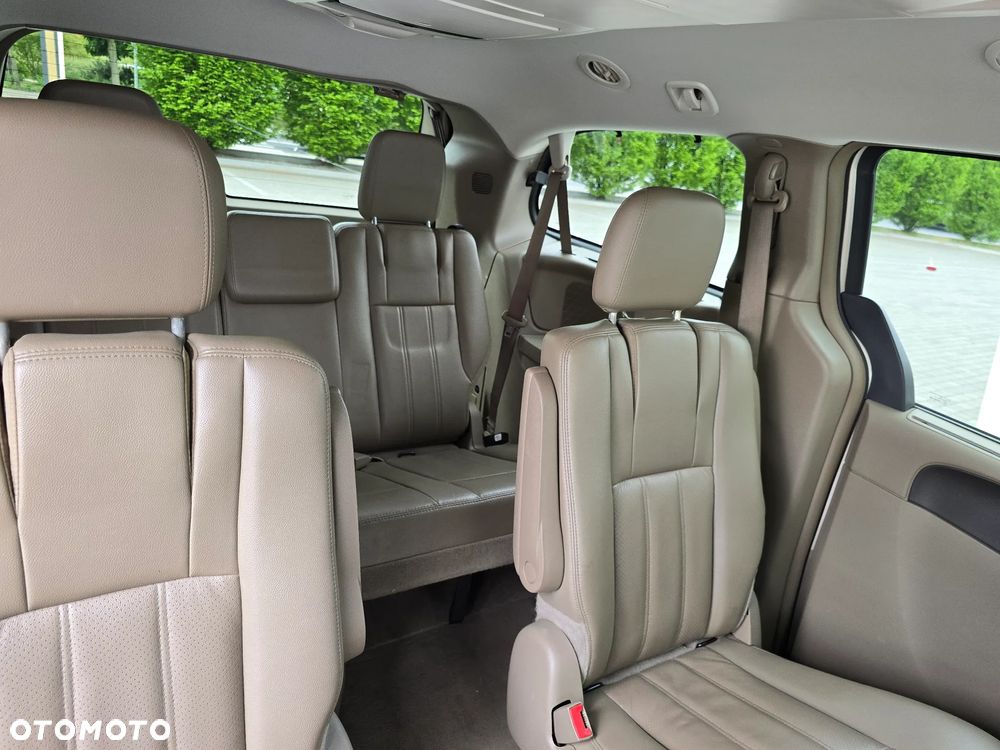 Chrysler Town & Country 3.6 Limited - 28