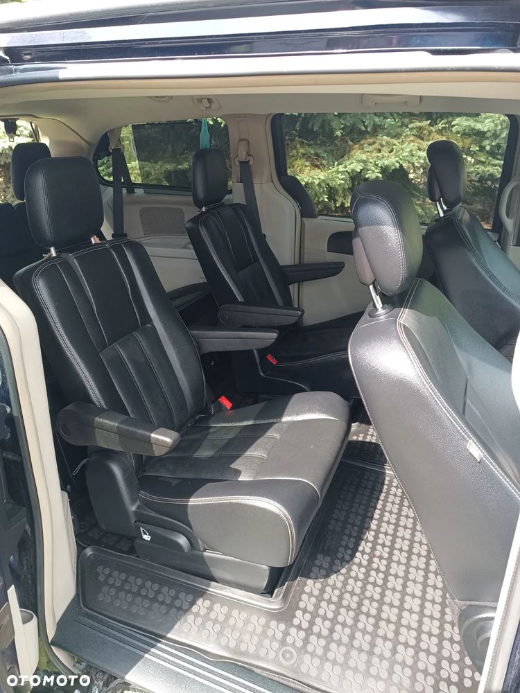 Chrysler Town & Country - 6