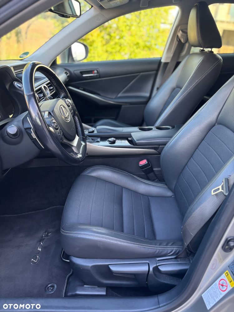 Lexus IS 300h Prestige - 23