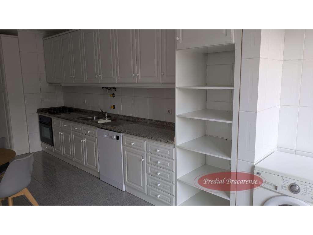 Excelente apartamento T3 com cozinha equipada, a 20 metros da Av. L... - Grande imagem: 5/28