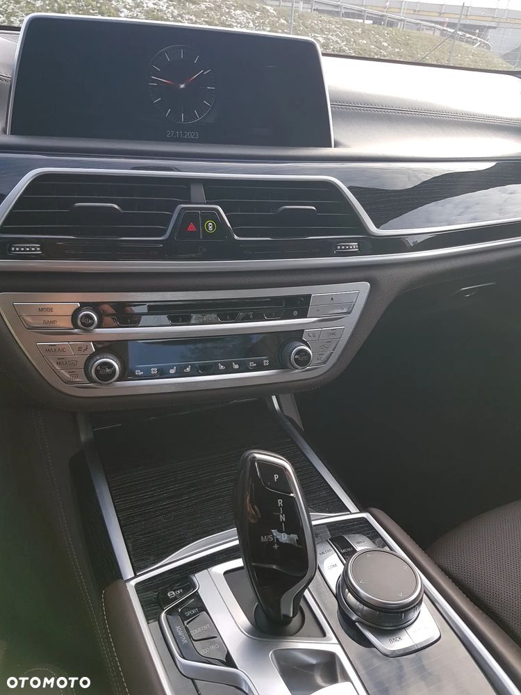 BMW Seria 7 750i xDrive - 14