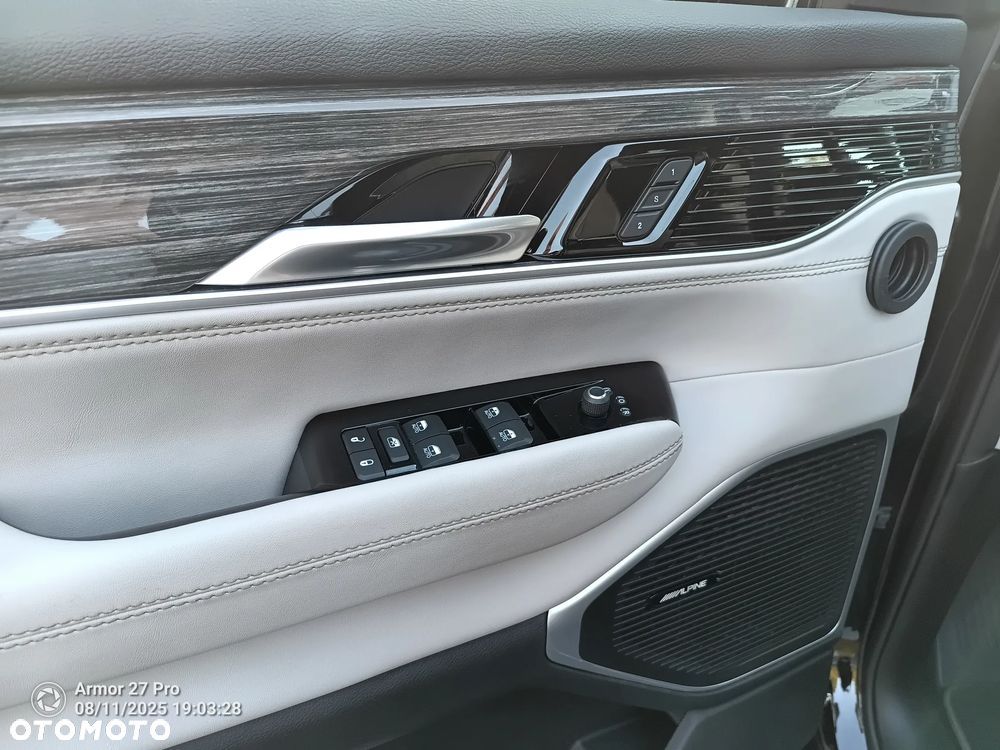 Jeep Wagoneer - 24