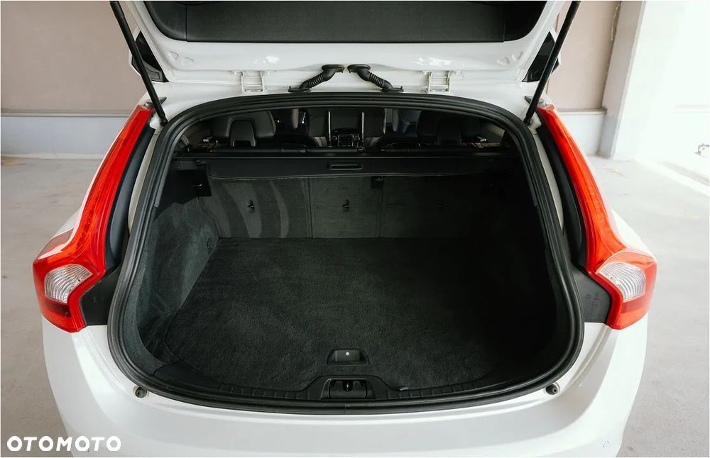 Volvo V60 D4 R-Design - 19