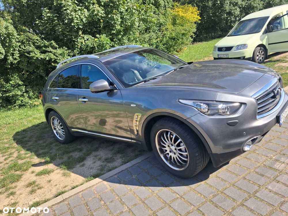 Infiniti Q70 - 2
