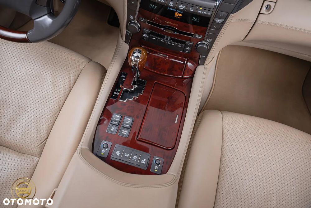 Lexus LS 600h Superior - 27