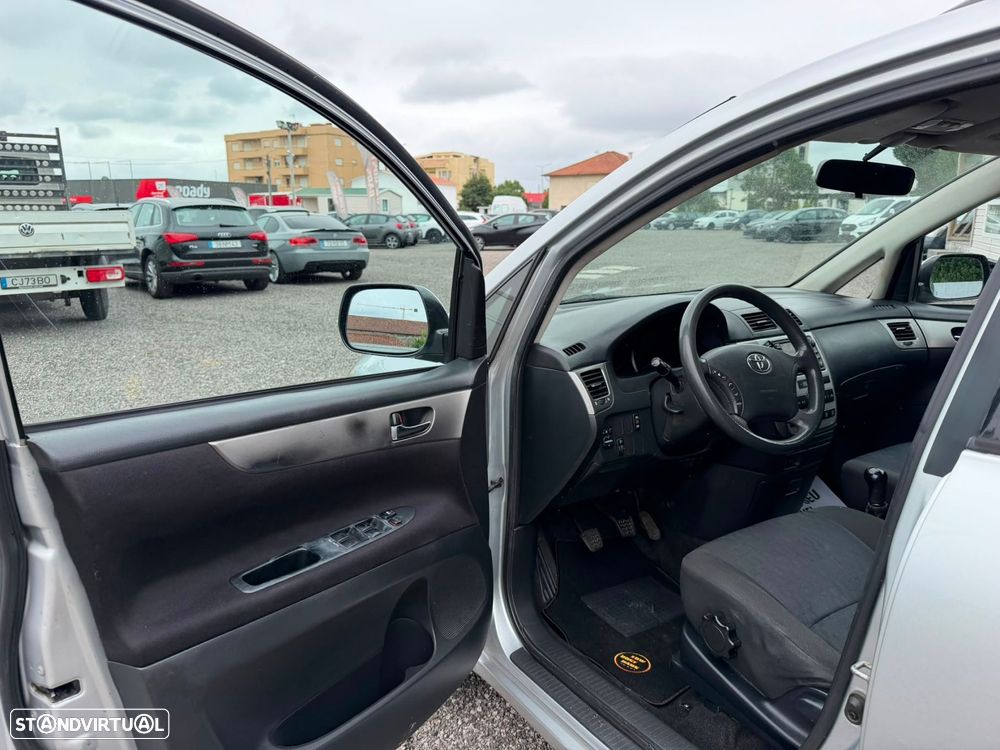 Toyota Avensis Verso 2.0 D-4D - 17