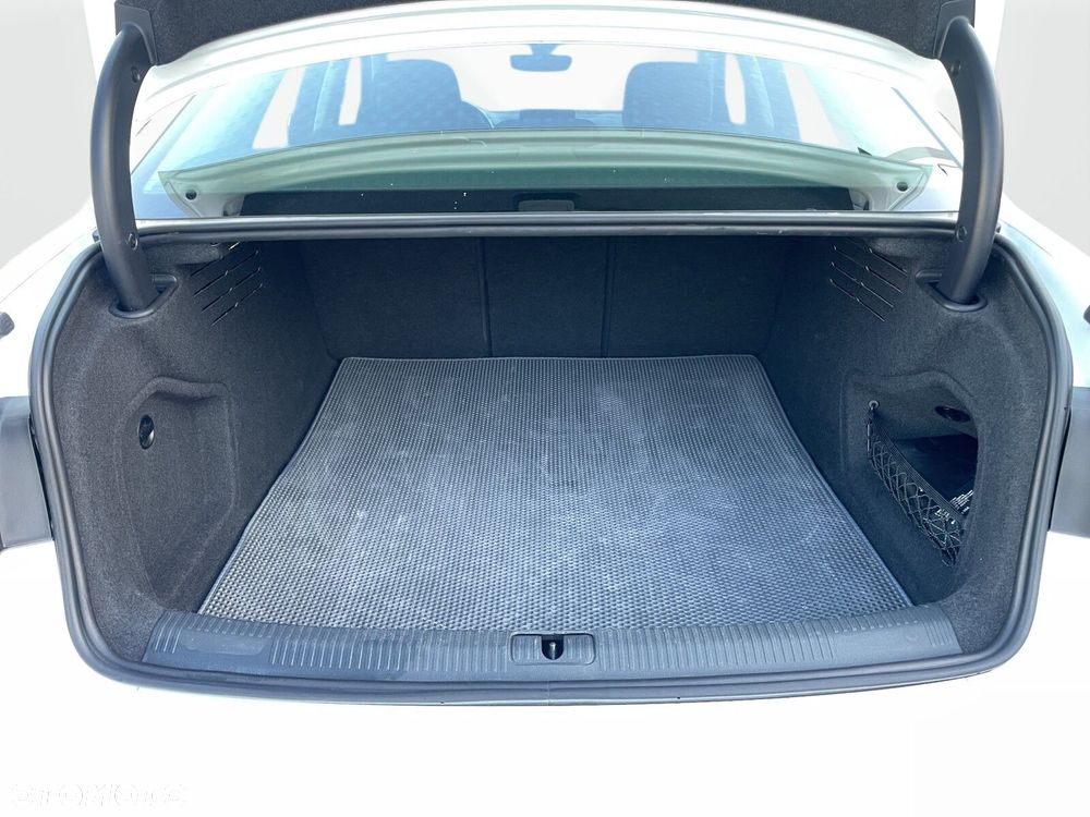 Audi A4 Limousine - 13
