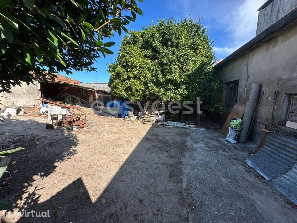Casa térrea com quintal, arrecadações e terreno - Grande imagem: 2/21