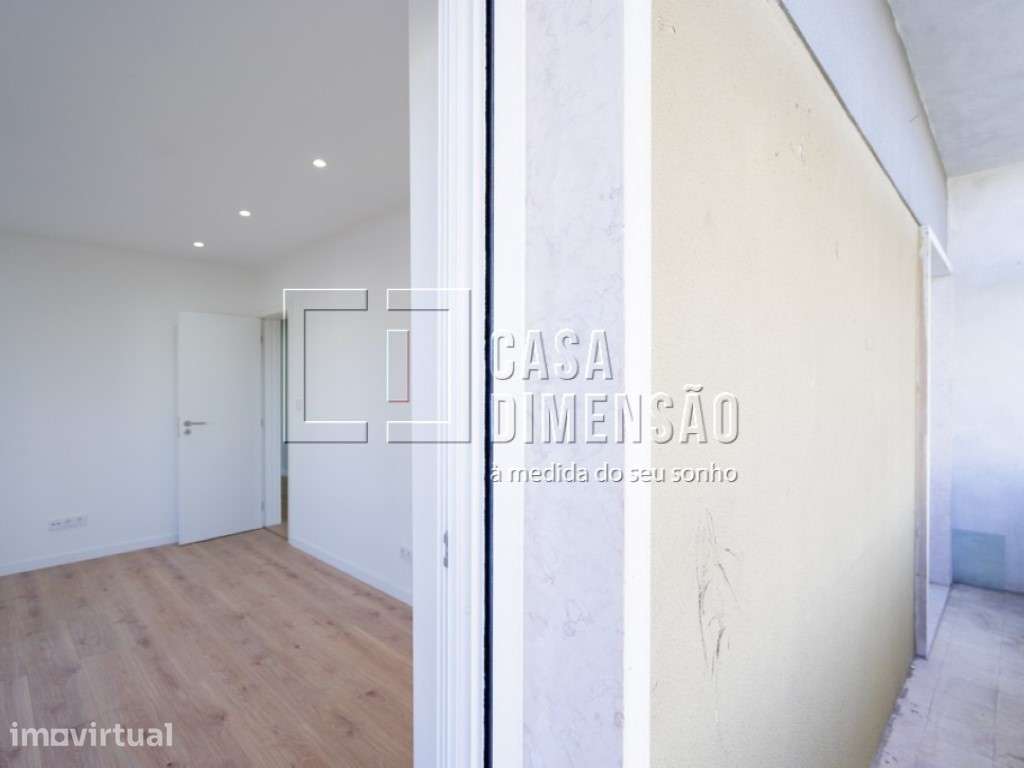 Apartamento de tipologia T2, totalmente remodelado, com varandas, n... - Grande imagem: 2/32