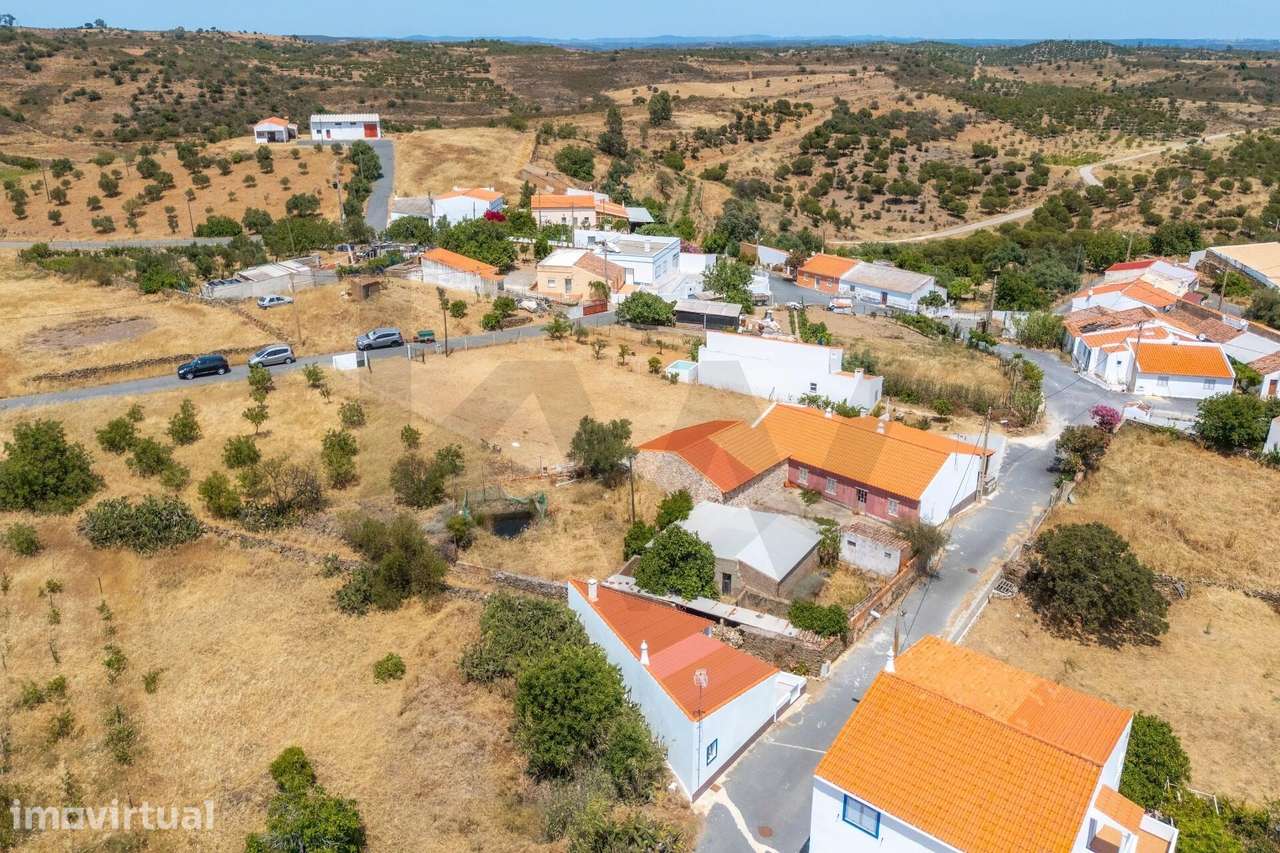 Moradia térrea remodelada com amplo terreno, perto da Barragem de Odel - Grande imagem: 2/35