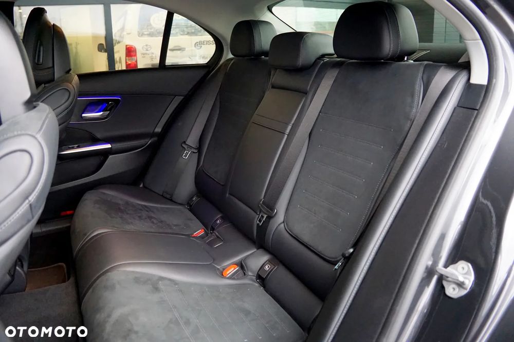 Mercedes-Benz Klasa C 180 9G-TRONIC AMG Line - 21