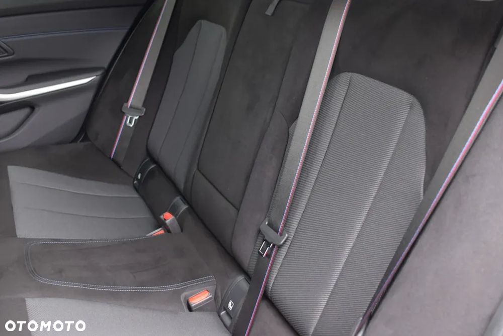 BMW Seria 3 330i xDrive M Sport - 13
