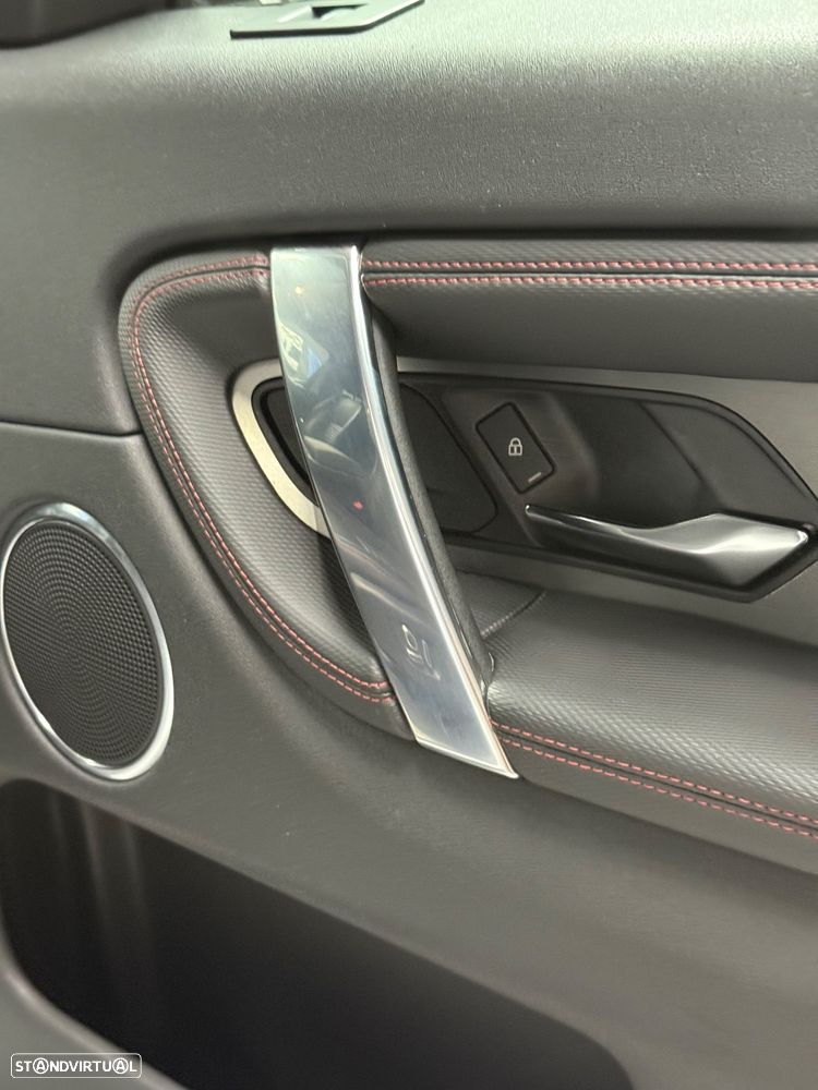 Land Rover Discovery Sport P300e R-Dynamic SE - 11