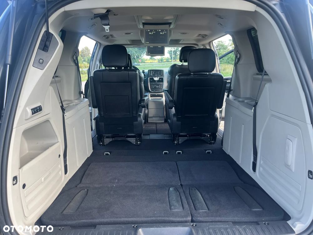 Chrysler Town & Country - 20