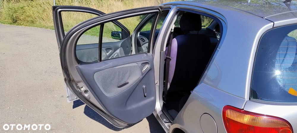 Toyota Yaris - 16