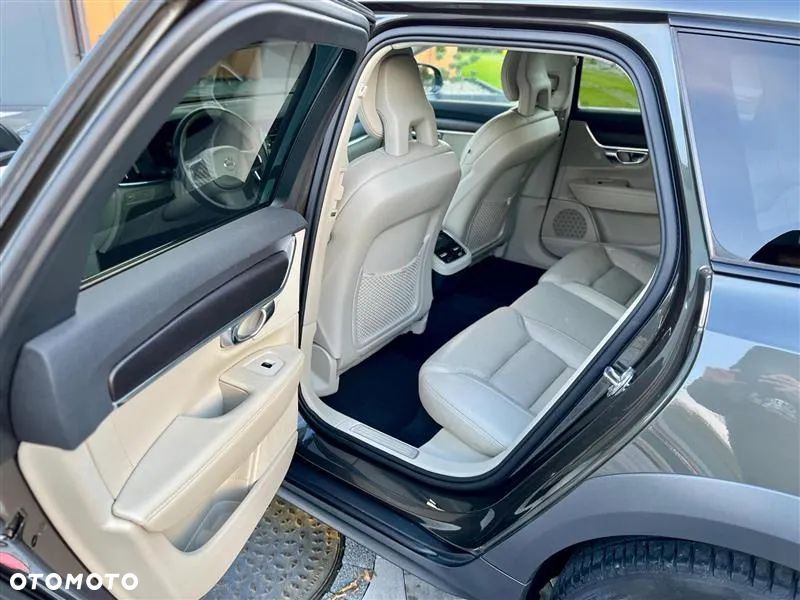 Volvo V90 Cross Country - 32