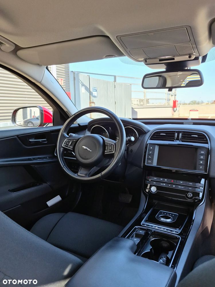 Jaguar XE 2.0 T Pure - 7
