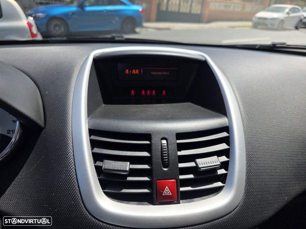 Peugeot 207 1.4 16V Trendy - 10