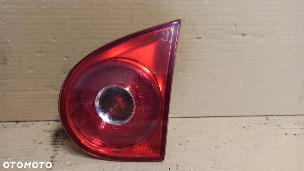 # LAMPA PRAWY TYŁ W KLAPĘ VW GOLF V nr 1K6945094F - 1