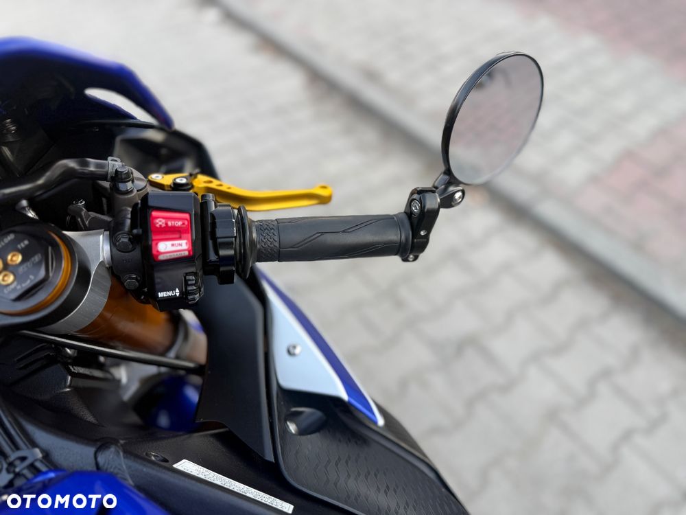 Yamaha R1 - 30