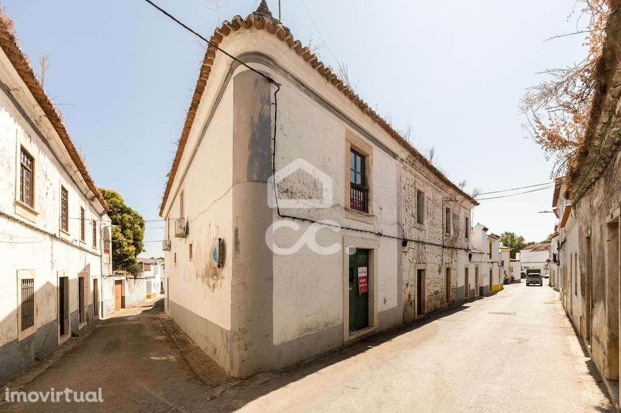 Prédio de Gaveto com Duas Moradias Independentes no Centro de Borba - Grande imagem: 3/41