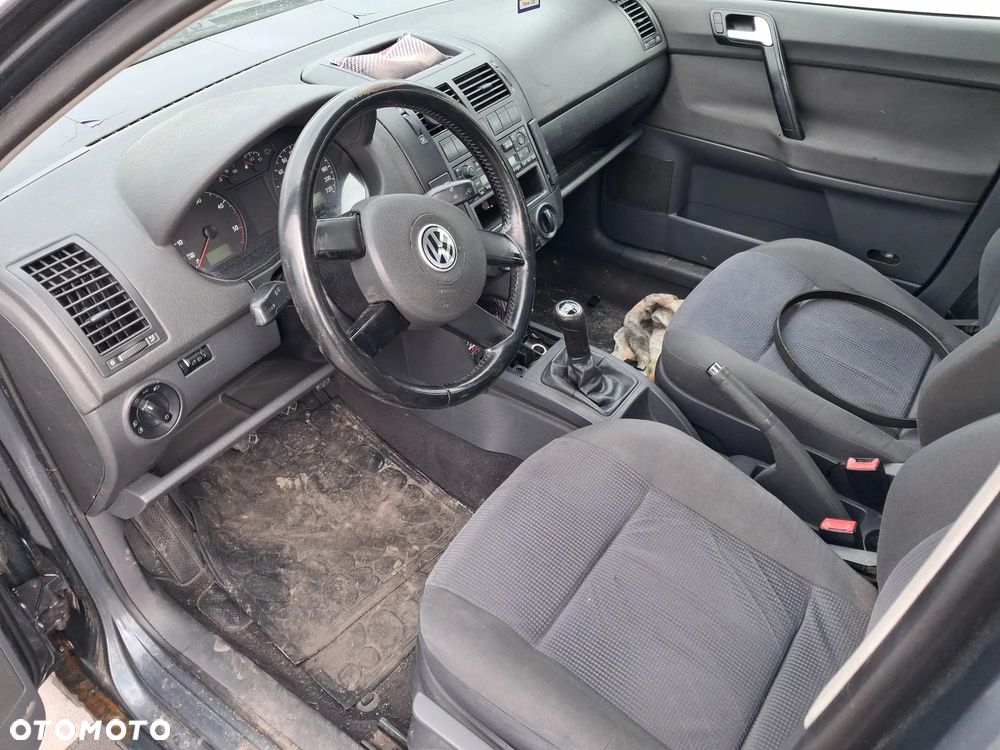 Volkswagen Polo IV 9N silnik 1.4 TDI AMF 75KM skrzynia biegów GGV / EWR drzwi maska błotnik klapa zderzak LC7V lampa szyba pompowtrysk alternator sprężarka turbina maglownica łapa alternatora pokrywa silnika głowica wtrysk pompa wysokiego ciśnienia vacum miska olejowa fotel belka sterownik moduł wiązka przewód rura chłodnica pas panel EGR sterownik zacisk mcperson sanki lewarek wybierak mechanizm silniczek obudowa miska olejowa kierownica przełącznik tłumik wydech pompka zamek przepustnica przepływomierz  CAŁY NA CZĘŚCI - 12