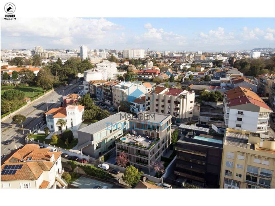 Apartamento-Moradia T3 c/200m2 de jardim e box 2 viaturas - Grande imagem: 2/12