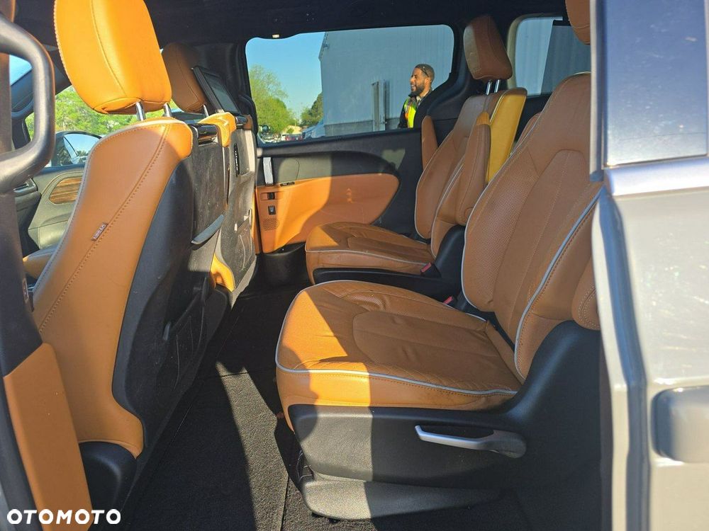 Chrysler Pacifica - 11