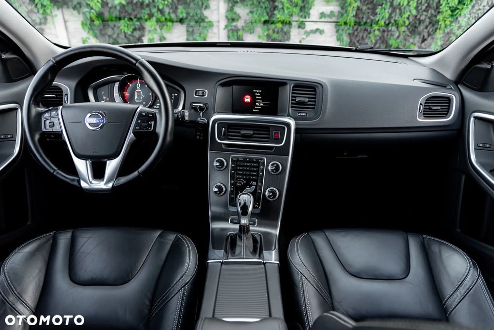 Volvo V60 D6 AWD Plug-in Hybrid Momentum - 25