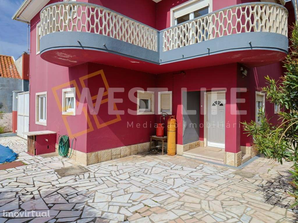 Moradia T5 com traços típicos dos anos 60 - Jardim e terraço com vi... - Grande imagem: 3/37