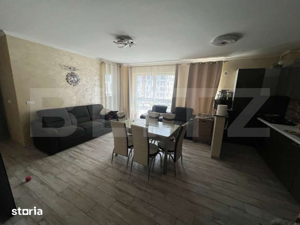 Apartament de vanzare, cu 3 camere, 92 mp, parcare, intermediar, zona — fotografia 1