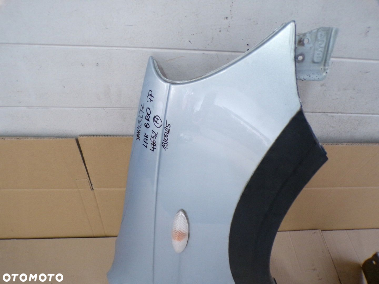 TOYOTA YARIS I LIFT BŁOTNIK PRAWY PRZÓD 8R0 - 2