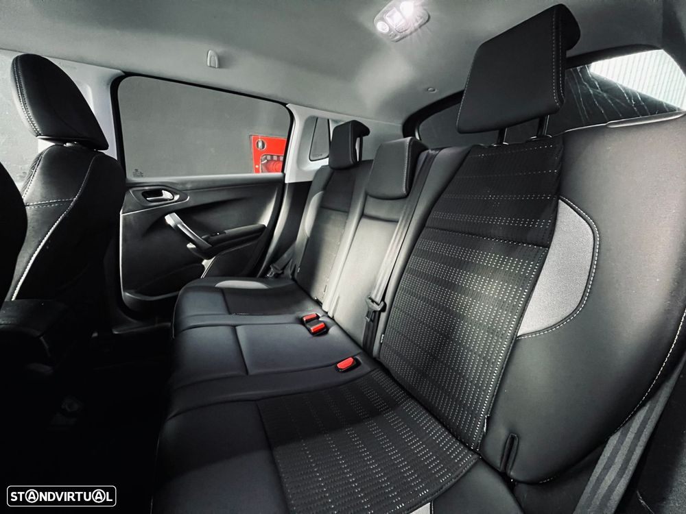 Peugeot 2008 1.2 PureTech Allure - 12