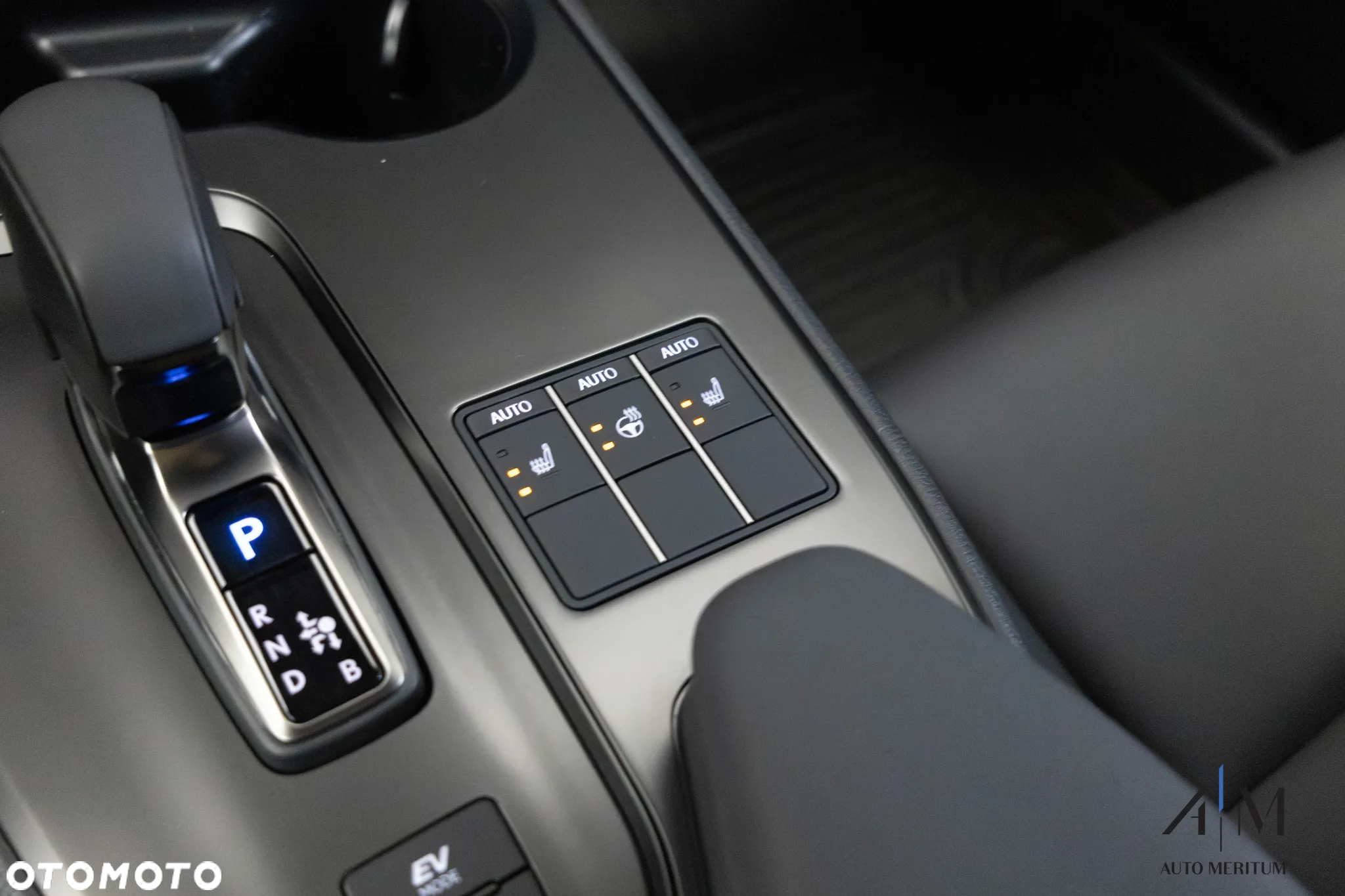 Lexus UX 300h F Sport Design AWD - 22