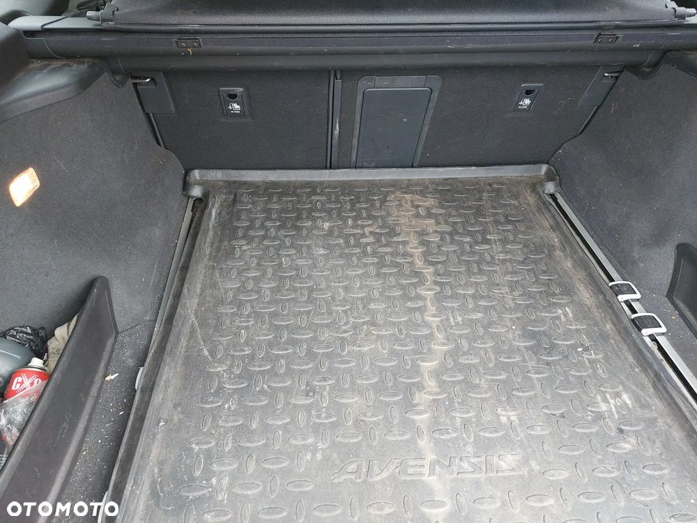 Toyota Avensis 1.8 Premium MS - 11