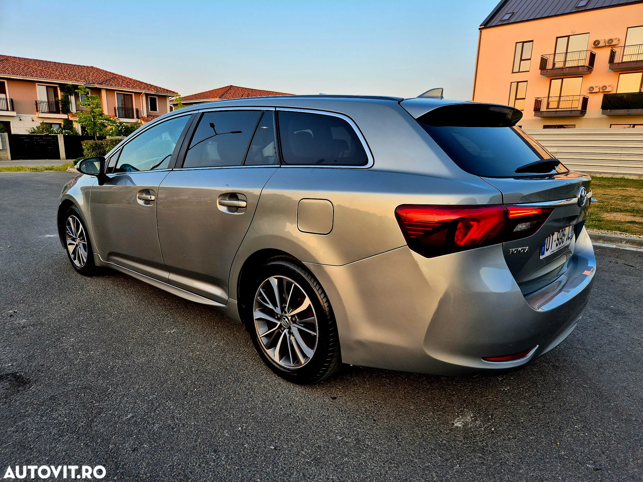 Toyota Avensis 2.0 D-4D Executive Terracotta - 4