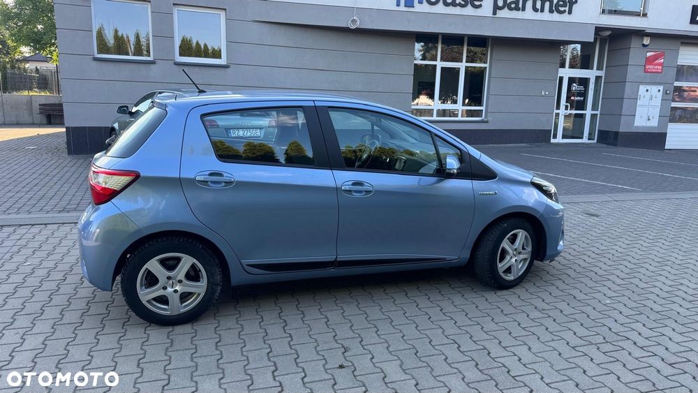 Toyota Yaris Hybrid 100 Business Edition - 10