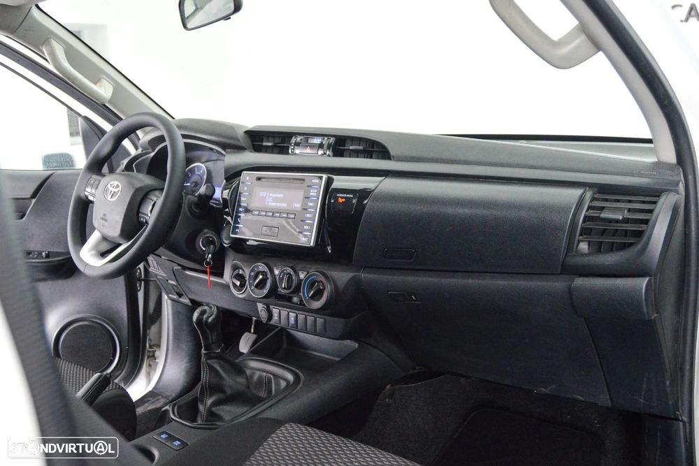 Toyota Hilux 2.4 D-4D 4X4 Cabine Simples 2L - 6
