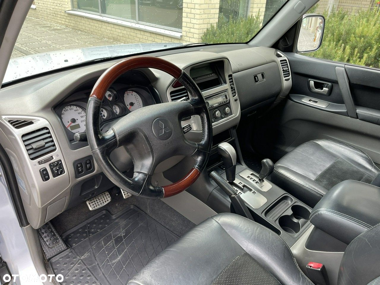 Mitsubishi Pajero - 24