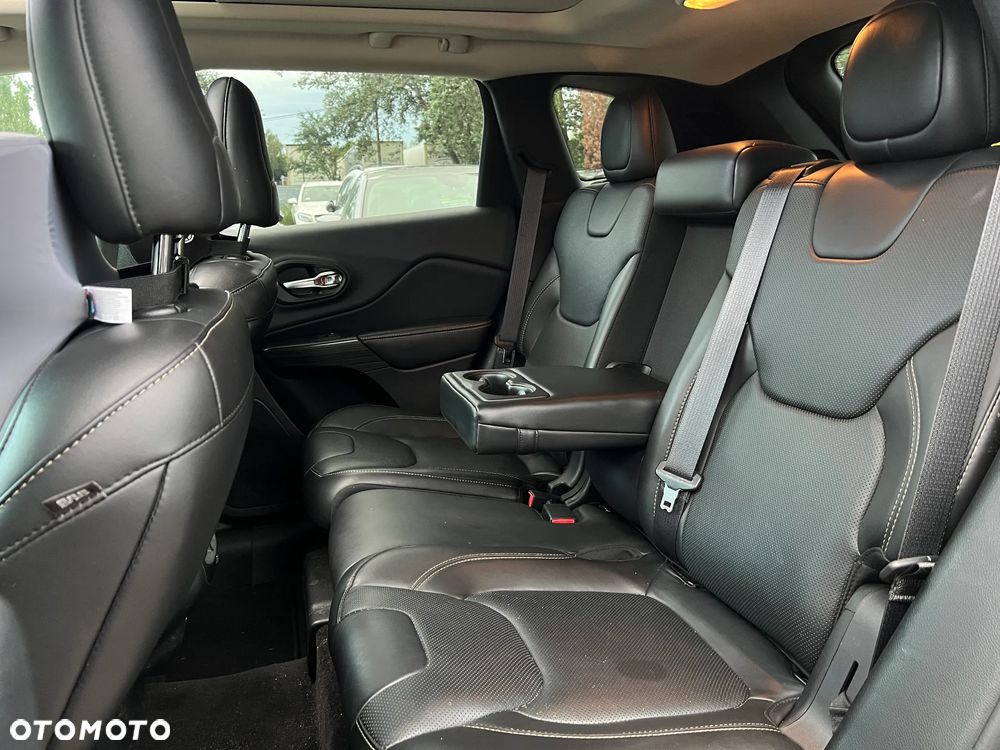 Jeep Cherokee - 24