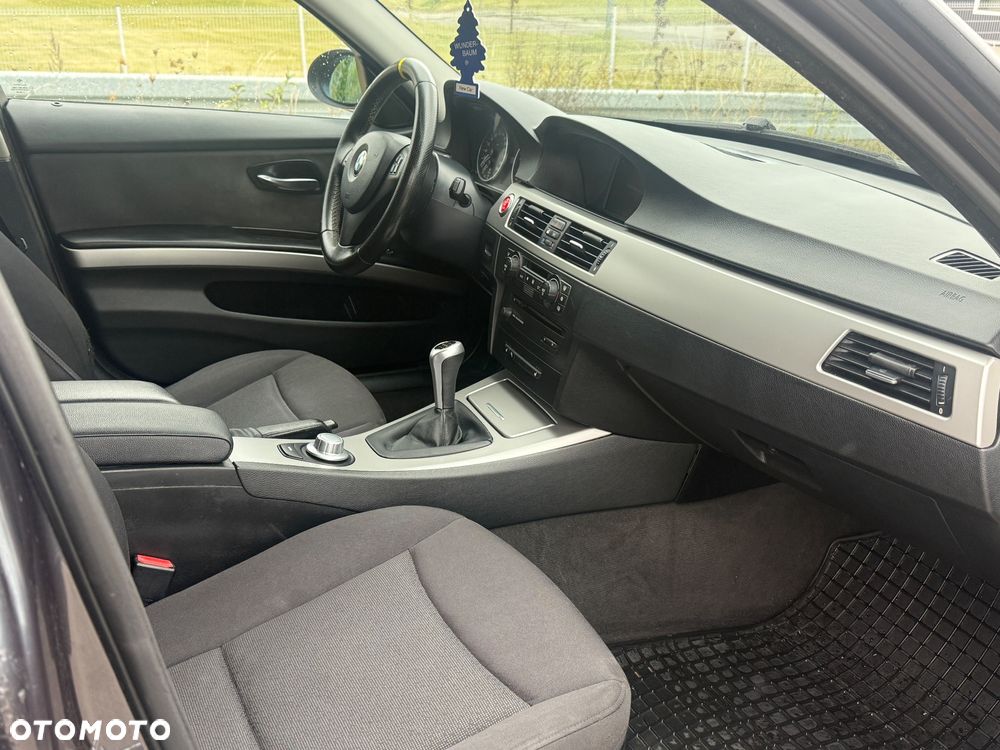 BMW Seria 3 320d DPF Touring - 14