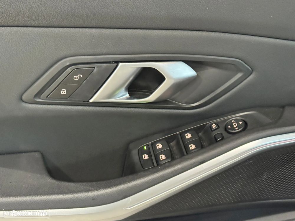 BMW 320 d Touring Pack Desportivo M Pro Auto - 17