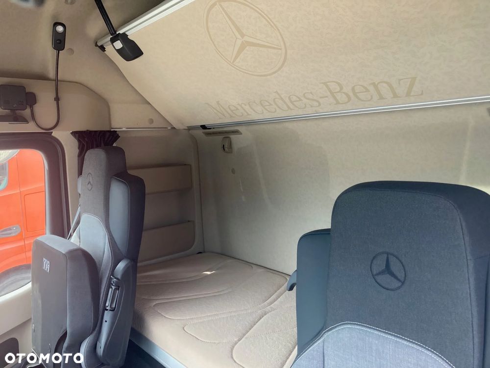 Mercedes-Benz - 7