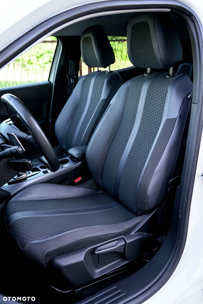 Peugeot 2008 BlueHDi 130 EAT8 Allure Pack - 28